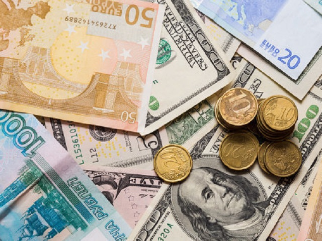 Евро упал на 32 копейки а доллар — на 4