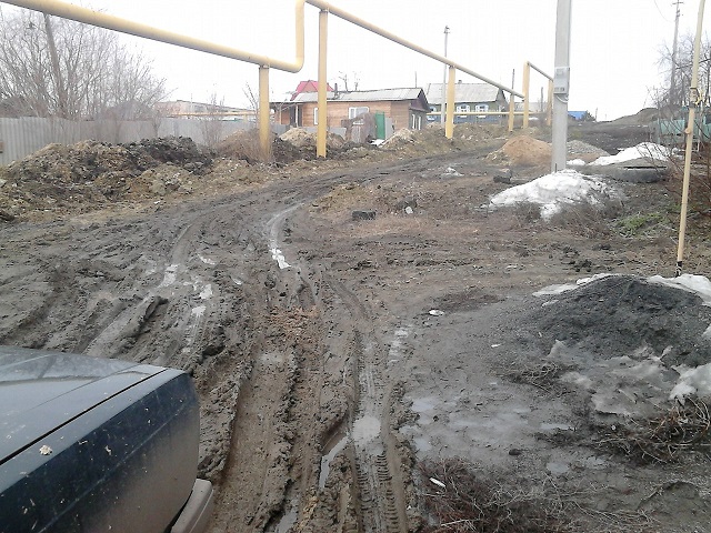 Фотофакт дня от U24.Ru: в Троицке машины и горожане увязают в грязи 