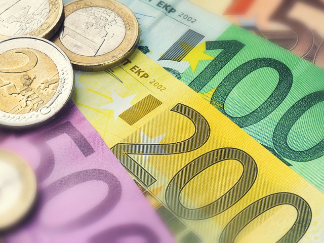 ЦБ РФ вновь опустил официальные курсы доллара и евро
