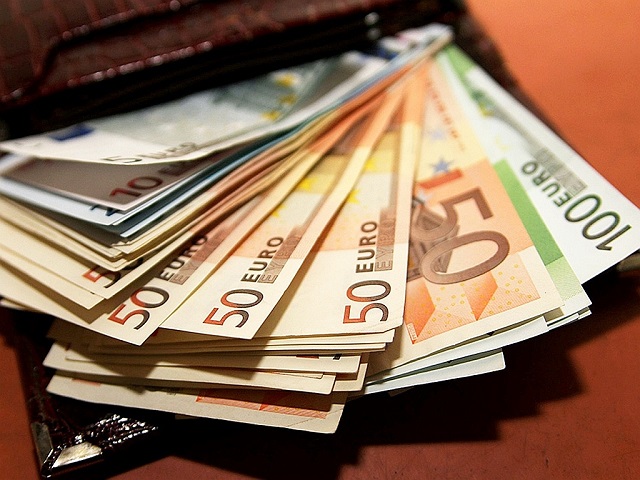 Официальный курс доллара на пятницу превысил 63 рубля