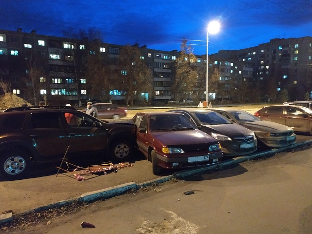 В Челябинске водитель кроссовера повредил три припаркованных автомобиля