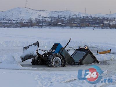 Трактор провалился под лёд  