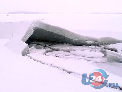 Озёрские пограничники застряли в ледяном разломе