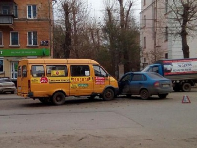 Маршрутки челябинска. Челябинская маршрутка. Автобусы Челябинск в металлургическом районе. Лада маршрутка. Лада из маршрутки.