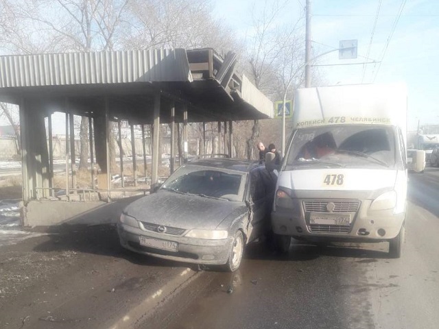 В Челябинске водитель иномарки сбил человека на остановке
