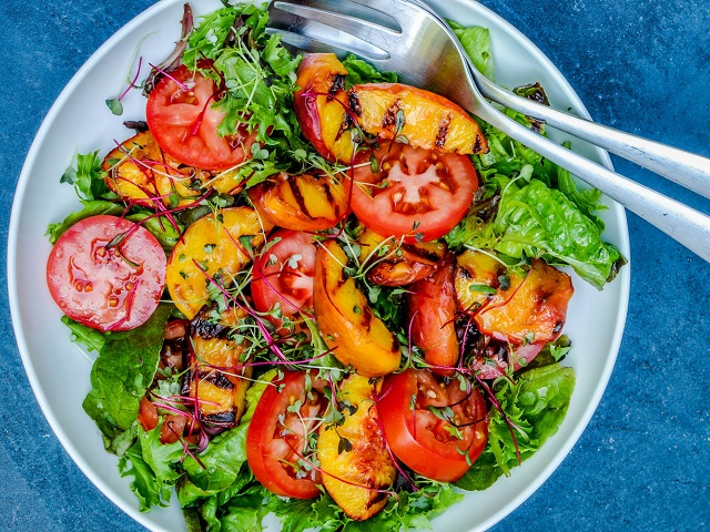Салаты из томатов: 10 оригинальных и несложных рецептов