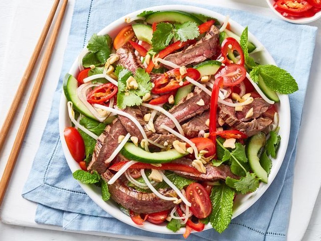 Быстро и сытно: 10 рецептов безумно вкусных салатов с мясом