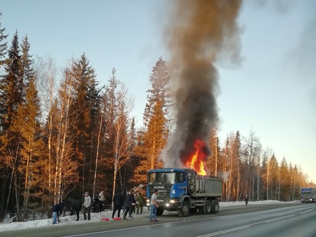 В Челябинской области на трассе загорелся грузовик с покрышками