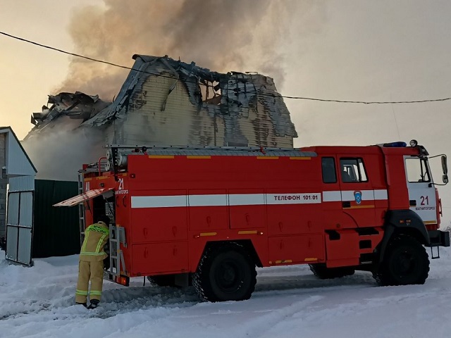 В Челябинской области из-за включенного фена сгорел трехэтажный дом