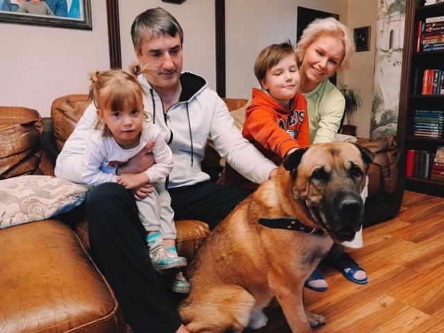 Челябинский пес Грей, которого оставили у ветклиники, обрел новую семью