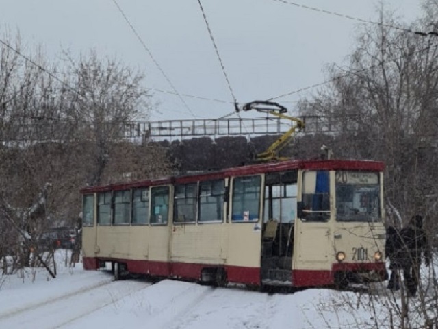 В Челябинске трамвай сошел с рельс 