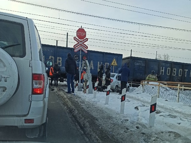 В Челябинской области грузовой поезд снес автомобиль