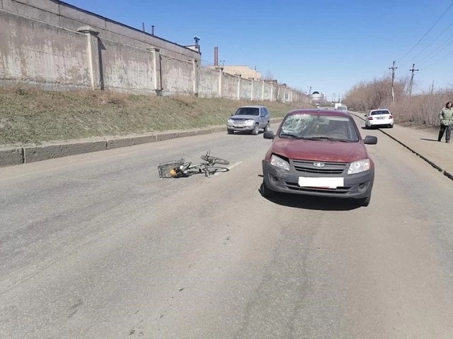 В Челябинске под колеса автомобиля попал пенсионер-велосипедист 
