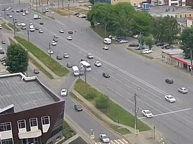 В Челябинске Mercedes столкнулся с двумя маршрутками