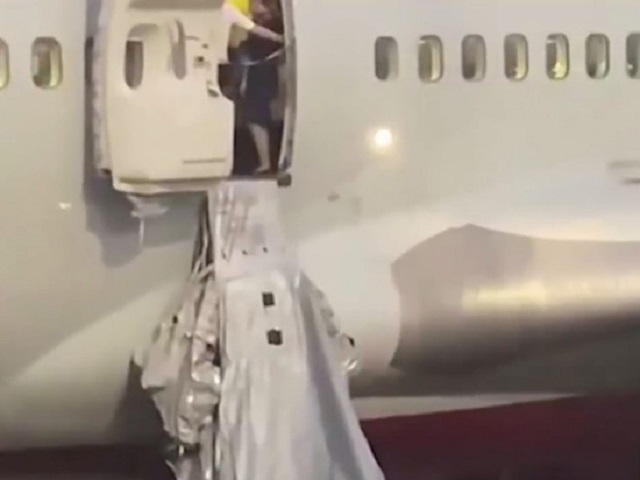 В России мужчина открыл аварийный выход в самолете из-за жары