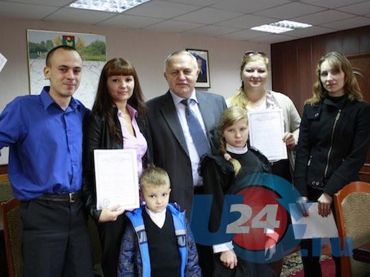 Молодые семьи получили сертификаты на жилье