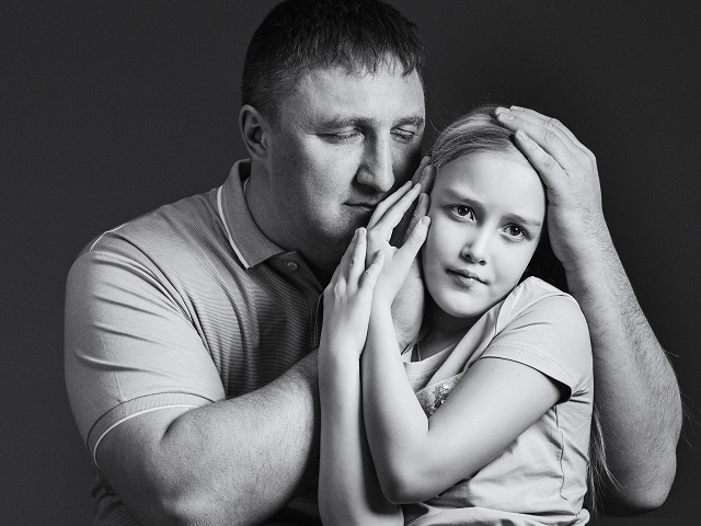 «Приняв, они остаются верными на всю жизнь»: в Челябинске папы особенных дочерей сыграли в спектакле и поучаствовали в фотосессии