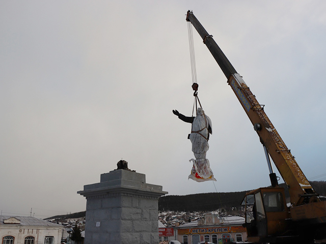 В Миассе памятник Ленину сняли с постамента