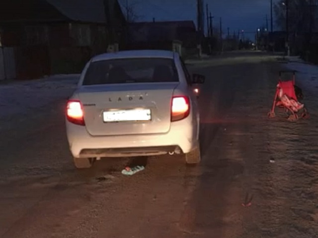 В Челябинской области под колеса автомобиля попала мать с двумя детьми 