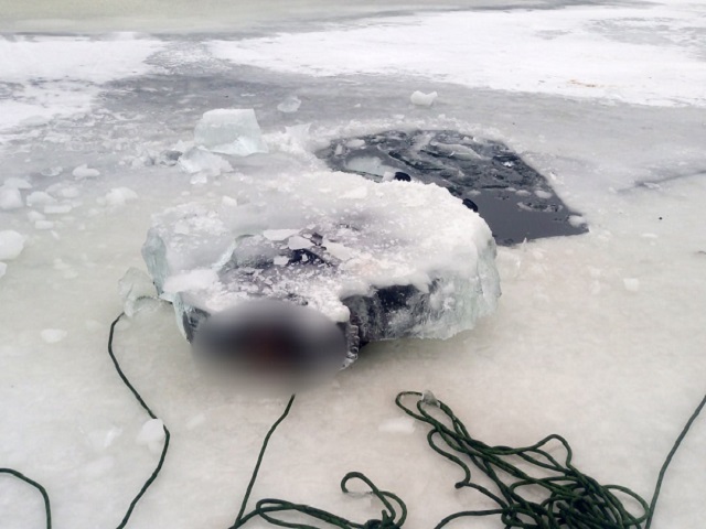 В южноуральском водоеме подо льдом обнаружили труп мужчины
