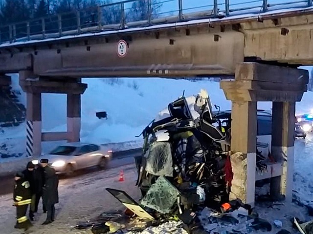Пятеро погибли: в Рязанской области автобус врезался в опору железнодорожного моста