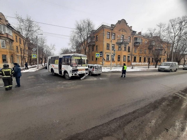 В Челябинске в ДТП с маршруткой пострадал ребенок