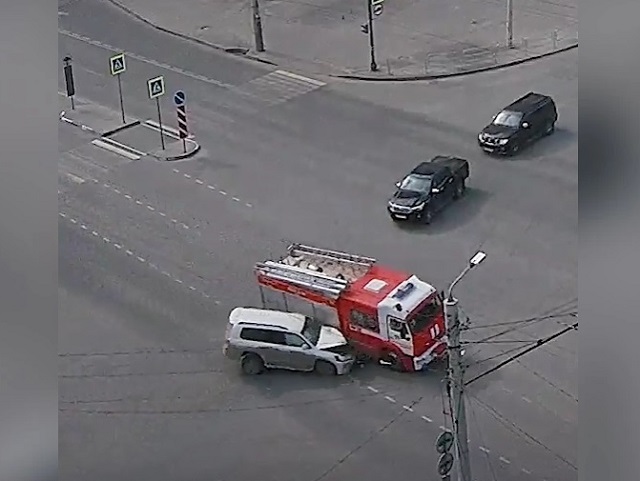 В Челябинске внедорожник протаранил пожарную машину