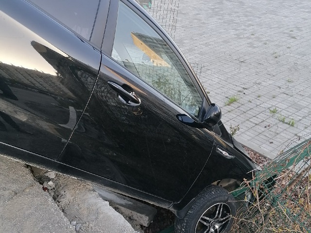 Челябинская автомобилистка снесла забор и воткнула машину бампером в землю