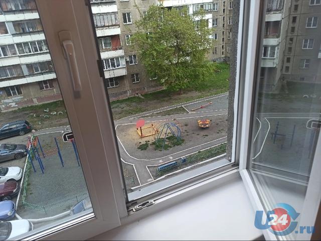 В Челябинске ребенок едва не выпал с 11 этажа 