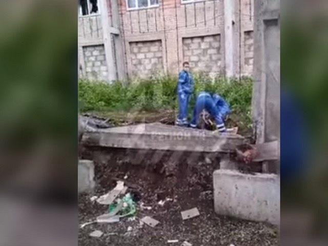 В Челябинской области на подростка упал бетонный забор 