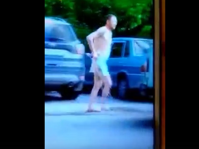 В Аше на улице заметили голого мужчину 