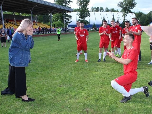 Ашинский футболист сделал предложение своей девушке на поле после матча
