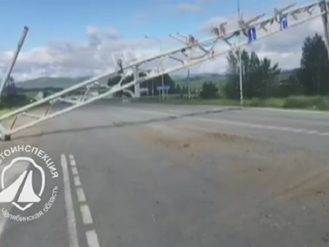 Пострадал пешеход: в Челябинской области водитель грузовика забыл опустить кузов и снес металлическую раму