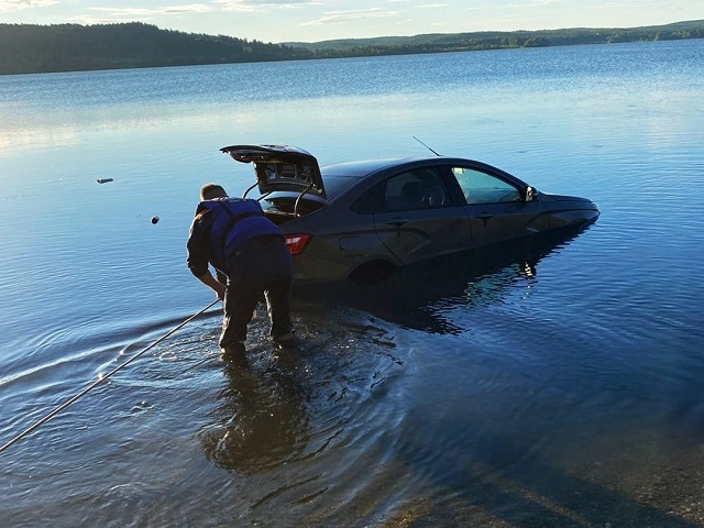 Южноуральские полицейские нашли хозяйку затопленного в озере автомобиля 