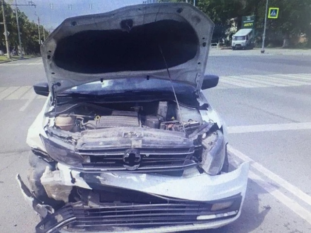 В Челябинске автомобиль вылетел на остановку