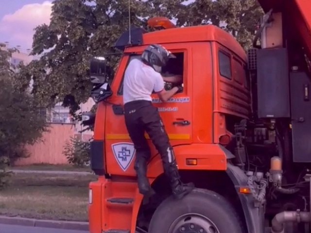 Разбил зеркала и начал бить: На Южном Урале байкер набросился на водителя грузовика