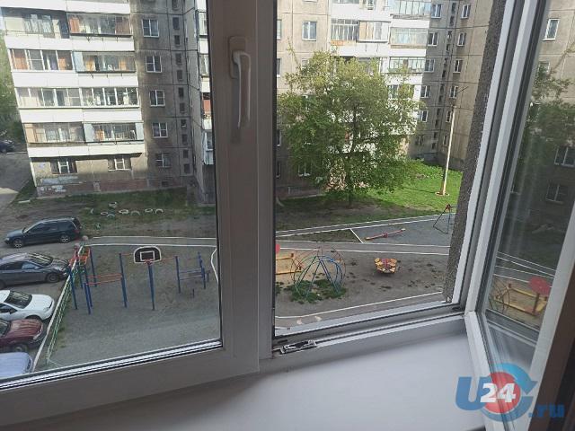 В Челябинске школьница поймала выпавшую из окна двухлетнюю девочку