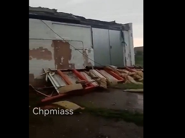 В Челябинской области ураганом сорвало крышу с пожарной части