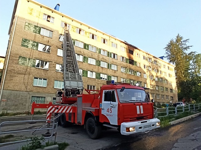В Челябинской области более 30 жильцов дома эвакуировали из-за пожара