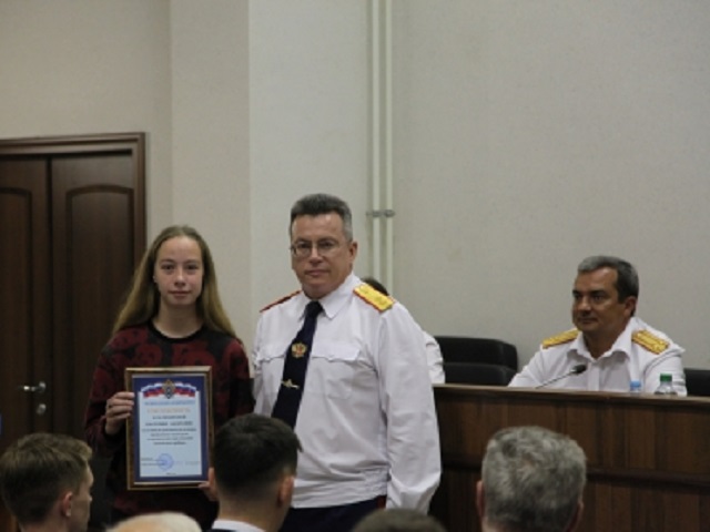 В Челябинской области наградили школьницу, которая поймала выпавшего из окна ребенка