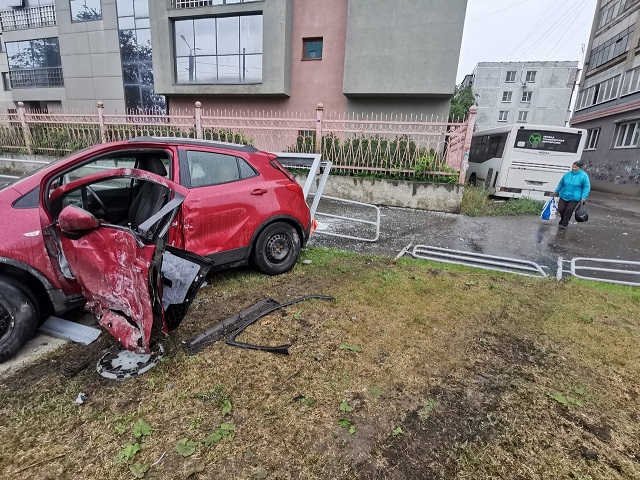 Автомобиль врезался в забор, автобус - в крыльцо гостиницы: в Челябинске в ДТП пострадали две женщины