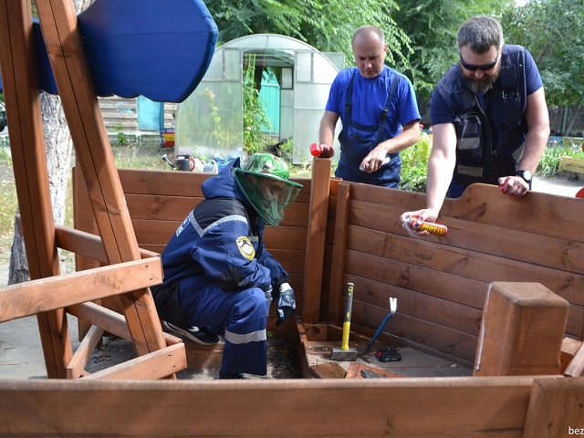 В Челябинске спасатели ликвидировали осиное гнездо в детском саду