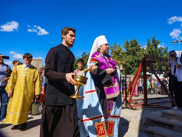В храме Александра Невского на Алом поле в Челябинске освятили кресты и купола