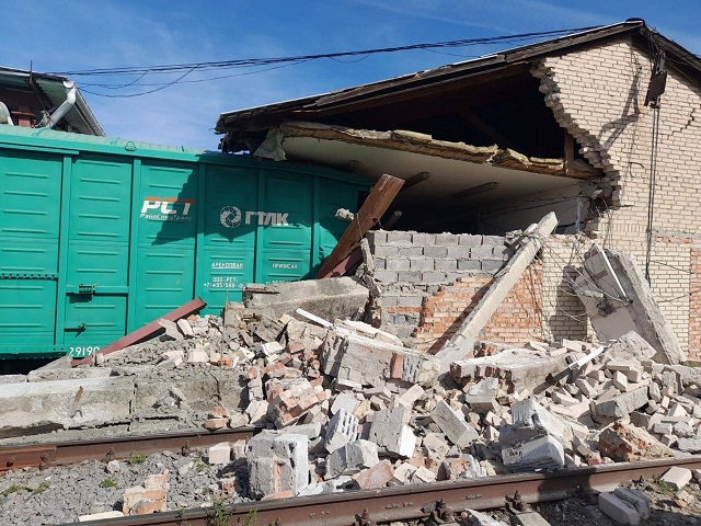 В Челябинской области вагоны, груженные крупой, врезались в здание