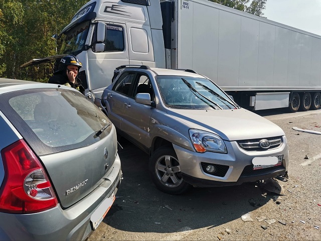 На трассе в Челябинской области столкнулись 4 автомобиля