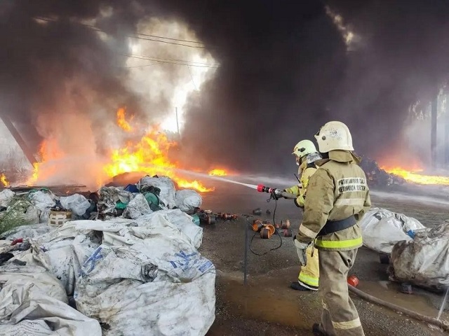 Под Челябинском вспыхнул крупный пожар. Видео