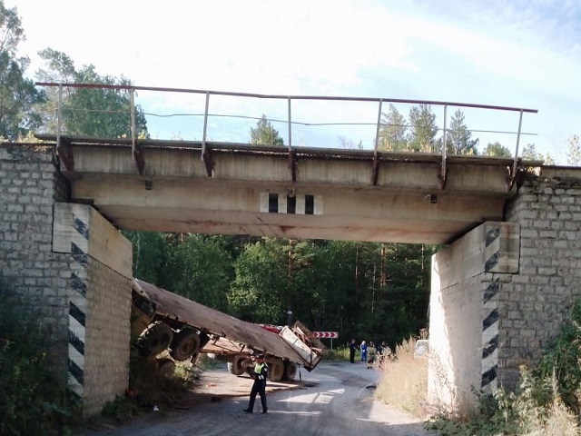 Уснул за рулем: в Челябинской области водитель грузовика врезался в мост