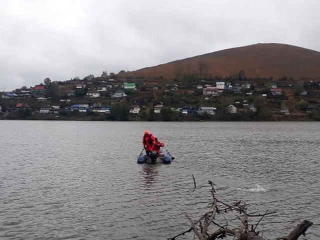 Южноуральские спасатели нашли тело мужчины с перевернувшейся в озере лодки
