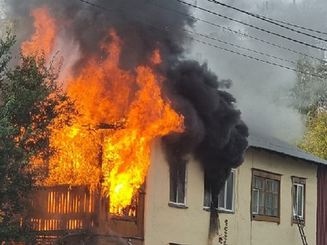 В Челябинской области на пожаре пострадали два человека