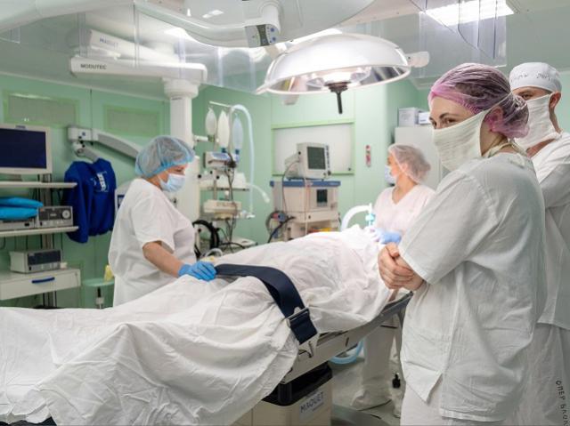 Челябинские врачи спасли кисть ребенку, которую «зажевало» в беговую дорожку